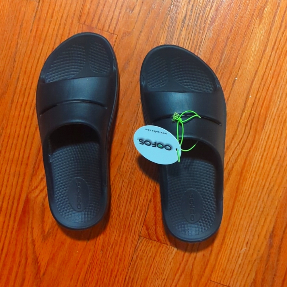 NWT Oofos